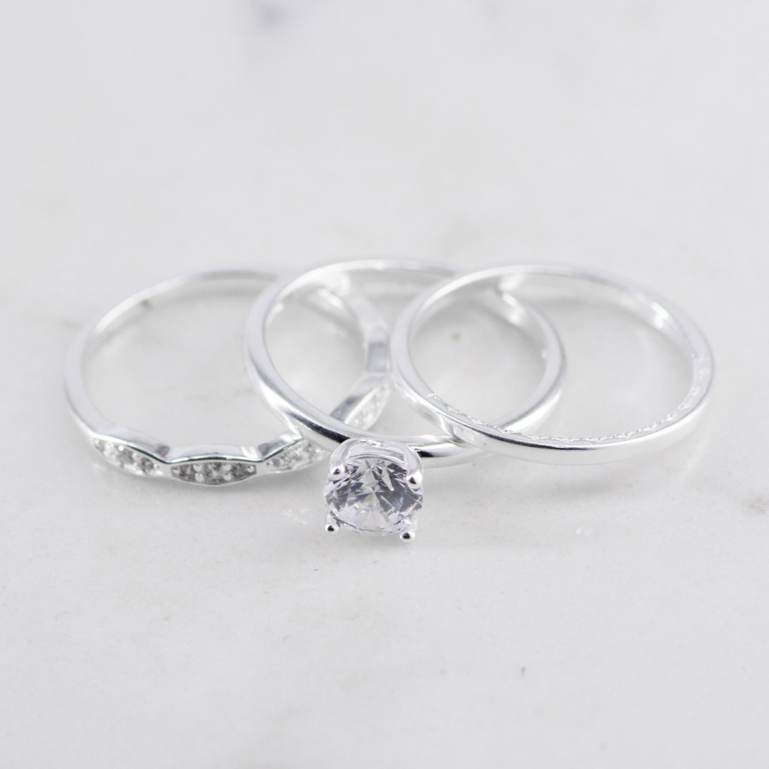 TRIO DE ANILLOS SOLITARIO, TALLADO Y 5 PUNTAS