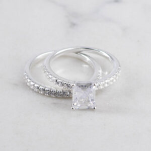 ANILLO SOLITARIO CIRCON CUADRADO BANDA CIRCONES