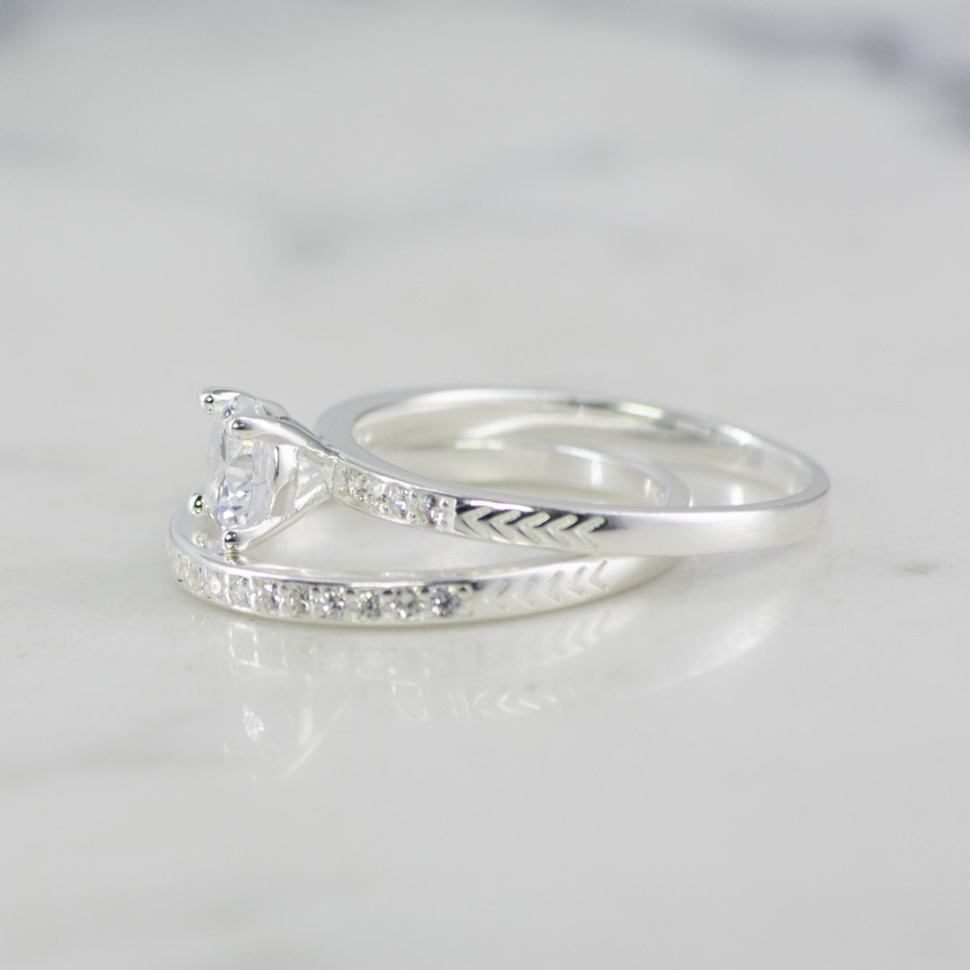 DUO DE ANILLOS SOLITARIO Y BANDA TALLADOS